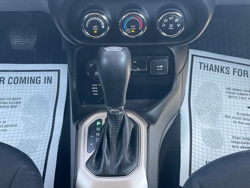 Used 2017 Jeep Renegade Latitude AWD/4WD image 31