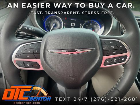 Used 2024 Chrysler Pacifica Touring-L FWD image 11