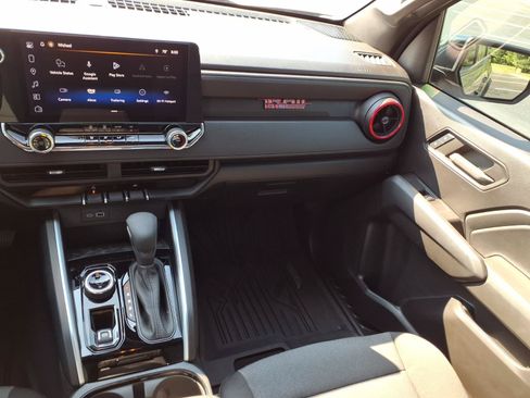 Used 2024 Chevrolet Colorado Trail Boss w/ Technology Package AWD/4WD image 4