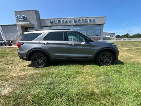 Used 2025 Ford Explorer ST-Line w/ ST-Line Street Pack AWD/4WD image 2