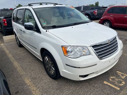 Used 2010 Chrysler Town & Country Limited w/ Entertainment Group #3 FWD image 19