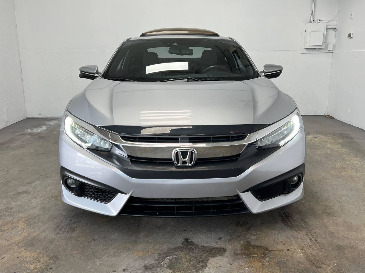 Used 2017 Honda Civic Touring image 2