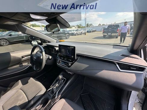 Used 2022 Toyota Corolla SE w/ SE Premium Package FWD image 4