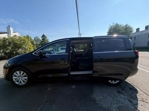 Used 2020 Chrysler Voyager L FWD image 36