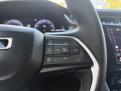 Used 2023 Jeep Grand Cherokee Laredo image 23