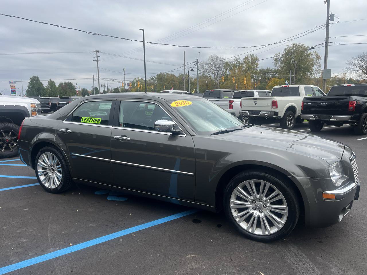 Used 2010 Chrysler 300 Limited RWD image 3