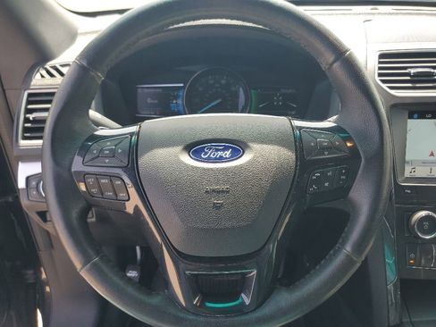 Used 2017 Ford Explorer XLT w/ Equipment Group 202A AWD/4WD image 13