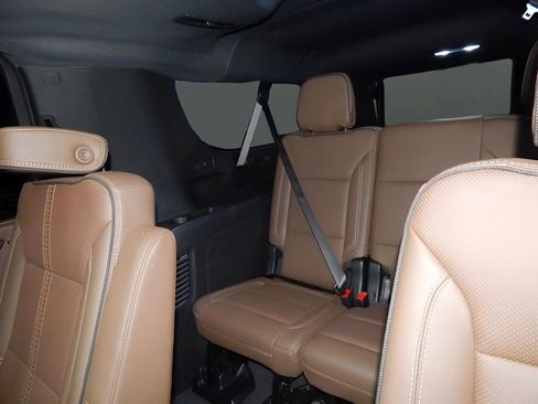 Used 2025 Chevrolet Suburban High Country AWD/4WD image 39