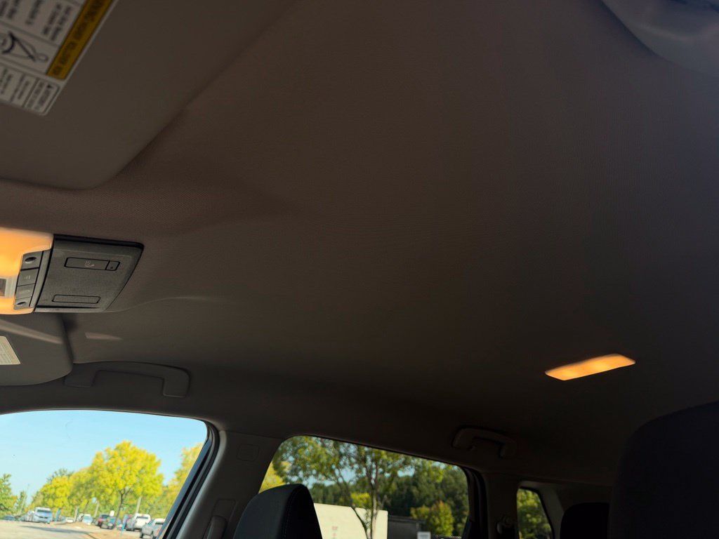 Used 2025 Nissan Rogue SV FWD image 29