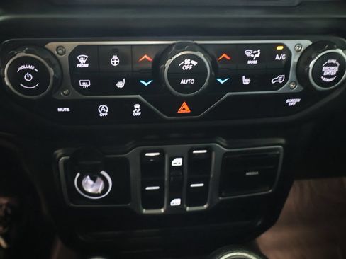 Used 2018 Jeep Wrangler Unlimited Sahara w/ Dual Top Group AWD/4WD image 25
