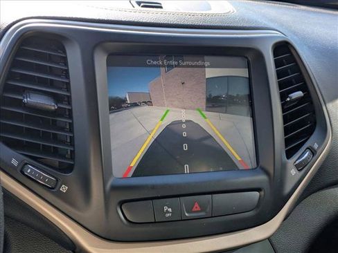 Used 2018 Jeep Cherokee Latitude image 16