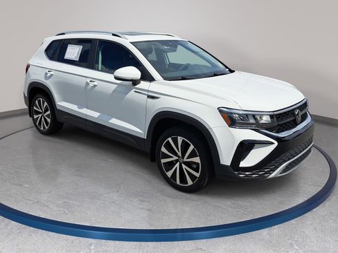 Used 2023 Volkswagen Taos SE w/ Panoramic Sunroof Package FWD image 3
