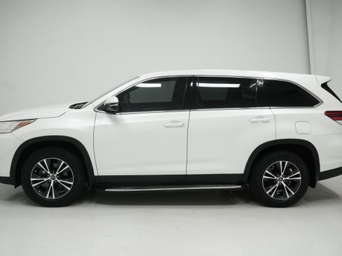 Used 2019 Toyota Highlander LE FWD image 7