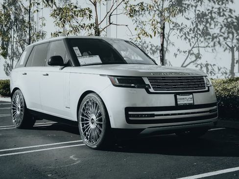 Used 2023 Land Rover Range Rover Autobiography image 2