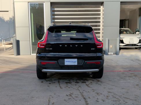 Used 2025 Volvo XC40 B5 Core image 8