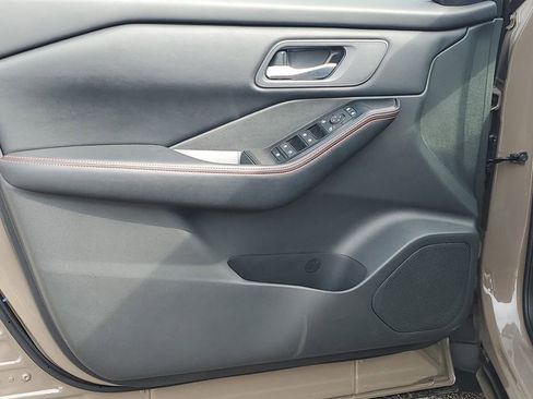 Used 2025 Nissan Rogue SV image 23