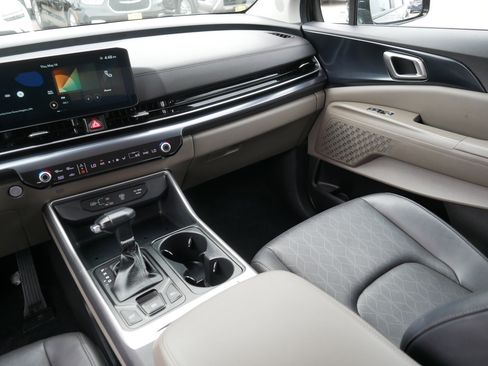 Used 2025 Kia Carnival FWD image 11