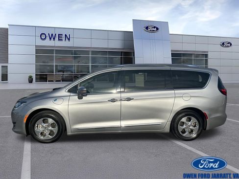 Used 2018 Chrysler Pacifica Limited FWD image 1