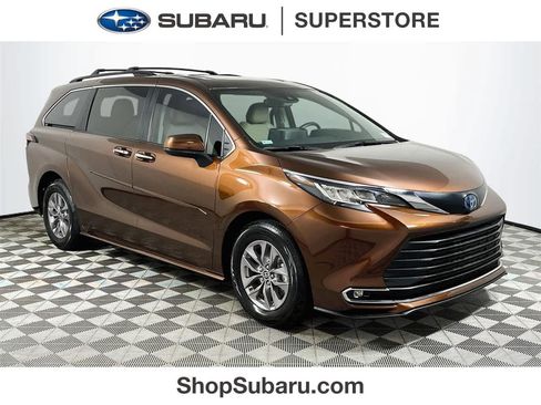 Used 2023 Toyota Sienna XLE FWD image 1