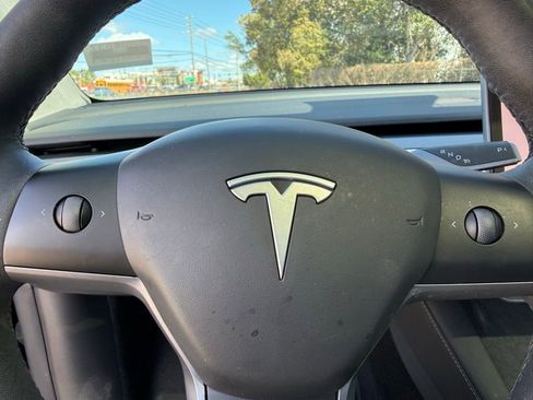 Used 2023 Tesla Model Y Performance image 23