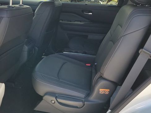Used 2025 Nissan Pathfinder SL w/ SL Premium Package AWD/4WD image 8