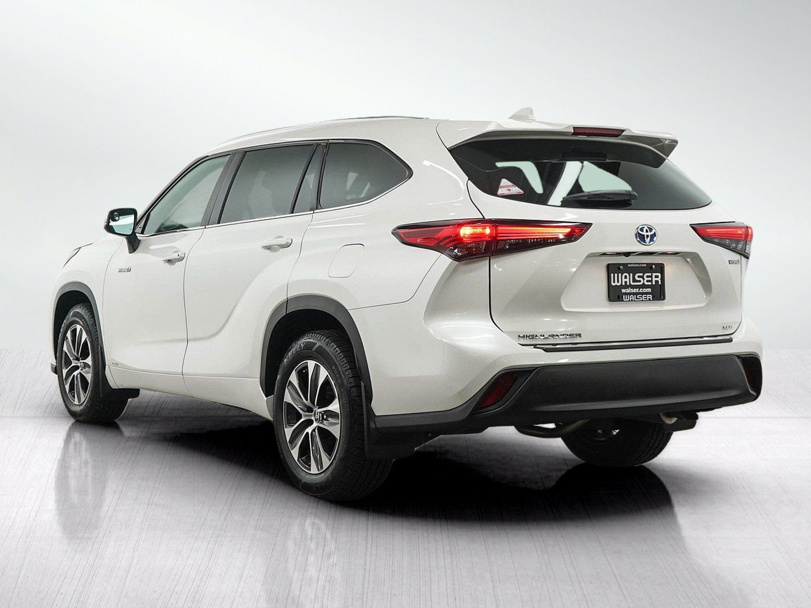 Used 2021 Toyota Highlander XLE AWD/4WD image 3