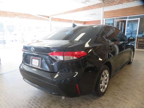 Used 2021 Toyota Corolla LE FWD image 4