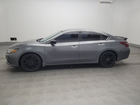 Used 2017 Nissan Altima 2.5 SR w/ Midnight Edition Package FWD image 2