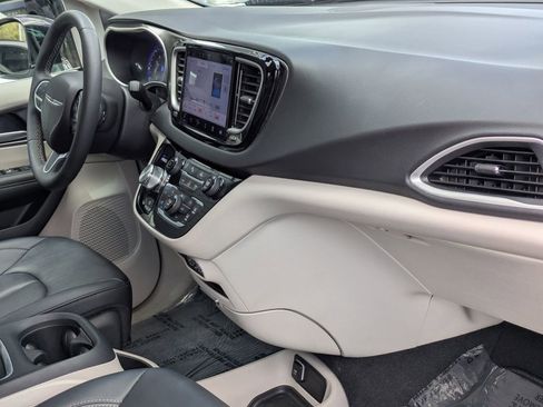 Used 2024 Chrysler Pacifica Touring-L FWD image 30