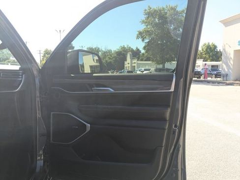 Used 2022 Jeep Wagoneer Series III w/ Rear Seat Video Group 1 AWD/4WD image 33