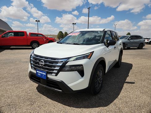 Used 2024 Nissan Rogue S image 3