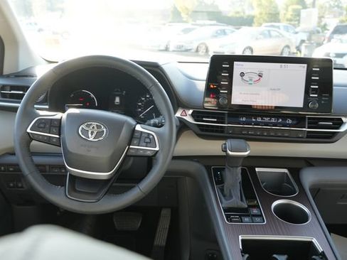 Used 2023 Toyota Sienna XLE FWD image 20