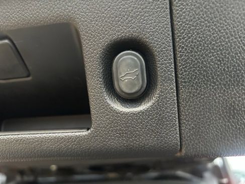 Used 2018 Cadillac Escalade Luxury image 7