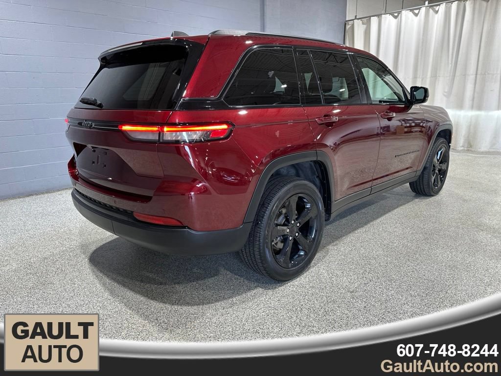 Used 2025 Jeep Grand Cherokee Altitude AWD/4WD image 3