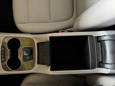 Used 2022 GMC Acadia SLE image 16