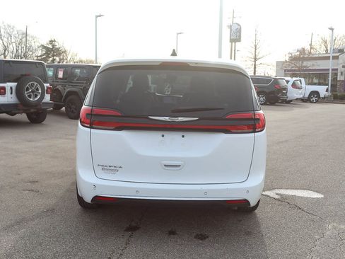 Used 2024 Chrysler Pacifica Touring-L image 5