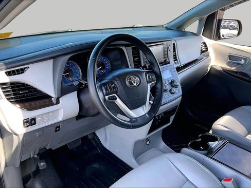 Used 2019 Toyota Sienna XLE FWD image 16