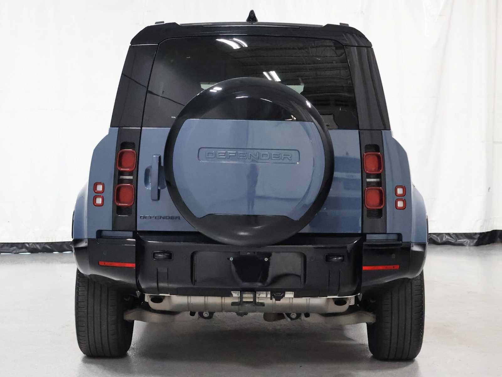Used 2024 Land Rover Defender 110 X-Dynamic SE AWD/4WD image 7
