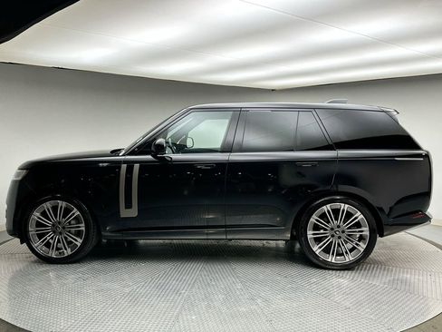 Used 2025 Land Rover Range Rover SE image 2