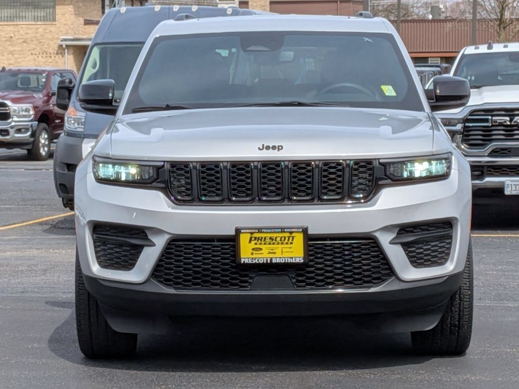 Used 2023 Jeep Grand Cherokee Altitude AWD/4WD image 2