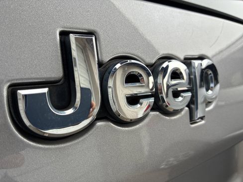 Used 2019 Jeep Cherokee Limited w/ Luxury Group FWD image 28