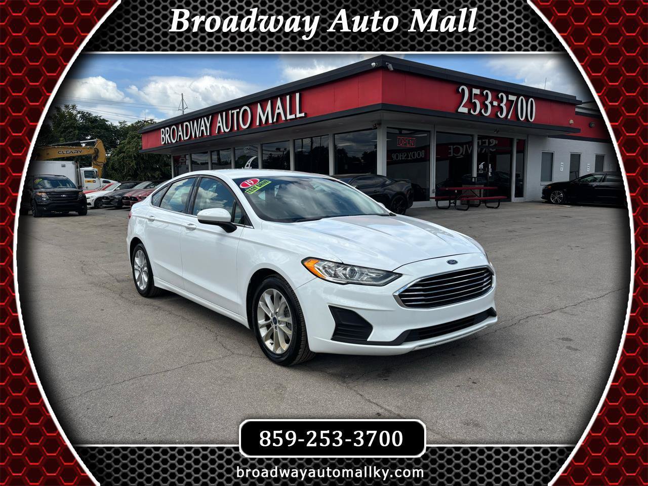 Used 2019 Ford Fusion SE FWD image 1