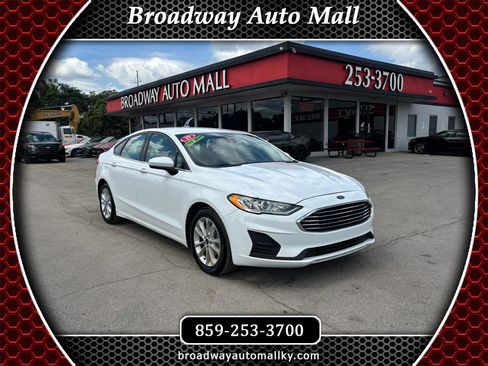 Used 2019 Ford Fusion SE FWD image 1