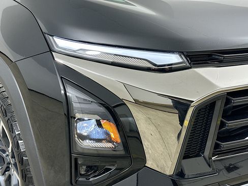 Used 2025 Chevrolet Equinox ACTIV w/ Safety and Technology Package AWD/4WD image 39