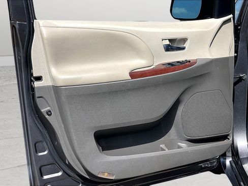 Used 2011 Toyota Sienna XLE w/ Entertainment Pkg FWD image 11