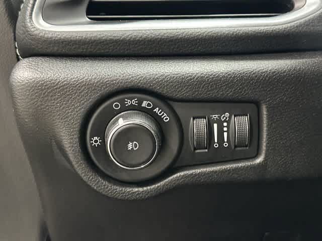 Used 2020 Chrysler Pacifica Limited FWD image 19