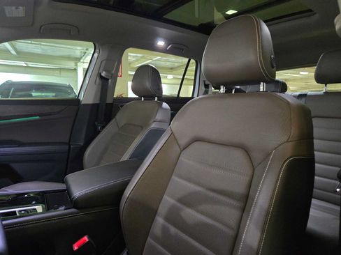Used 2025 Volkswagen Atlas SEL AWD/4WD image 22