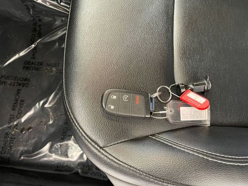 Used 2025 Jeep Compass Limited image 18