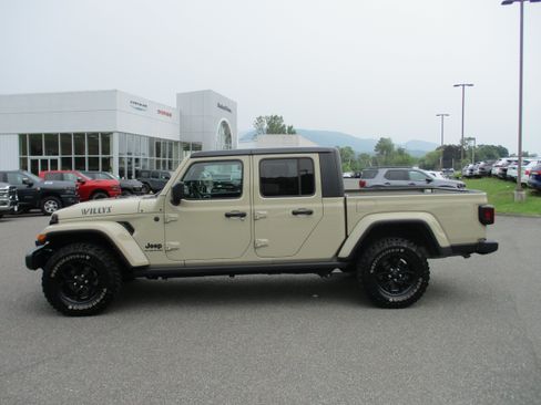 Certified 2022 Jeep Gladiator Sport AWD/4WD image 8