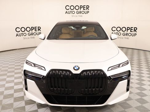 Used 2023 BMW 740i w/ Parking Assistance Package image 10